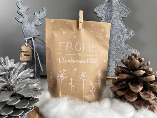 Geschenktuete Pieksi und Griffel Frohe Weihnachten Weihnachtstuete Papiertuete einzeln Klammer Tannenzapfen Filzdeko